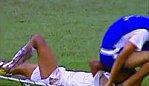 Football: joueur blessé brancardier maladroits videos