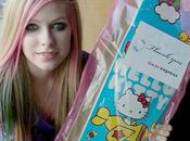 Quand Avril Lavigne reçoit skateboard Hello Kitty
