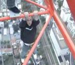 inconscients font tractions haut d'une grue