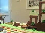 enfant reçoit gâteau d’anniversaire avec lequel peut jouer