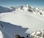 chute impressionnante d'un skieur sommet d'une montagne