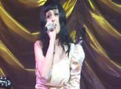 Katy Perry reprise acoustique Born This Lady Gaga scène Paris