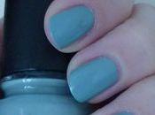 bleu-gris ongles avec Spray China Glaze