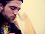 Robert Pattinson chante Songs From Room