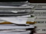 Plongé dans paperasse