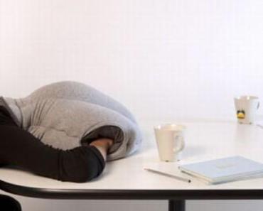 Un coussin pour dormir au bureau