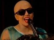 Lady Gaga chante "Hair" étant chauve