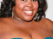 Amber Riley toujours stylée souriante!