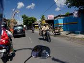 Scène mobylette dans rues Bali