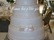 Wedding cake roses blanches