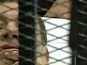 Egypte: Début procès Hosni Moubarak civière
