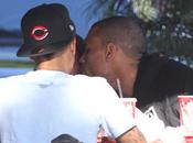 Chris Brown embrasse fille mystère