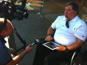 Steve Wozniak devant Apple Store