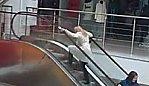 blonde prend l'escalator contre-sens video