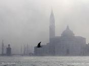 Promenade vénitienne dans brouillard