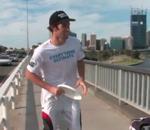 frisbee lancé d'un pont attrapé homme bateau