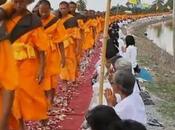 Inondations Thaïlande: 1127 moines parcourent pour victimes [HD]