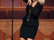 Christina Aguilera mystérieux liquide coule tailleur pendant prestation (vidéo)