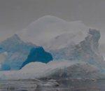 iceberg s'effondre quelques mètres d'un zodiac