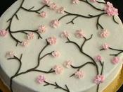 Gâteau cerisier japonais décoré avec poche douille