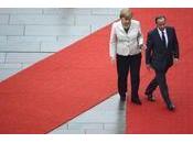 François Hollande: traversée périlleuse tapis rouge Berlin video insolite