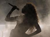 Beyoncé chante idole Whitney Houston scène (Revel)