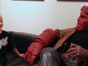 Perlman glisse dans costume d’Hellboy pour petit garçon