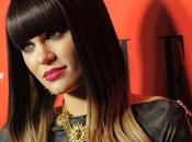 Jessie chante "Nobody's Perfect" acoustique pour privilégiés