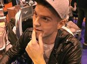 Matthew Raymond Barker (X-Factor) casse gueule pleine séance dédicace (VIDEO)