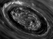 Images impressionnantes pôle nord Saturne