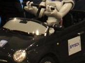 car: petit robot d’Aldebaran conduit voiture