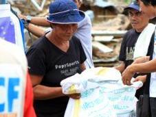 distribue vivres personnes touchées typhon Bopha