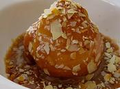 Poire pochée coulis carambar amandes torréfiées