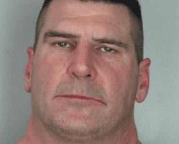 Son fils lui coupe internet, elle le coupe en morceau