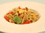 Nouilles sautées poivron, haricots plats tofu fumé