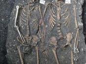 Découverte squelettes d'un couple tenant main dans même tombe