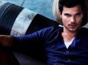 Taylor Lautner pose pour Bench