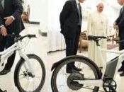 Pape François fait vélo électrique