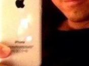 Jimmy pose avec l’iPhone