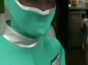 Tokyo Power Ranger aide gens dans métro