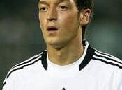 Özil pour remplacer Pastore