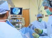 Equipé Google Glass, chirurgien dispense cours pratique direct