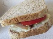 Sandwich pain complet, poulet, tomates salade verte