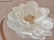 Serre tête mariée fleur taffetas blanc