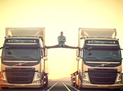 Jean-Claude Damme fait grand écart entre camions mouvement