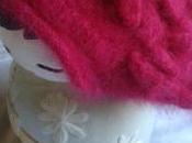 Bonnet rouge orné d’une fleur pétales tricotés