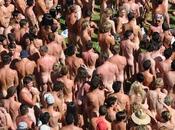 plus personnes baignent nues ensemble