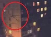 étrange créature descend parois d’un immeuble (Russie)
