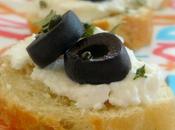 Toast apéritif fromage chèvre frais, olive noire basilic
