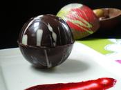 Sphère chocolat noir mousse framboises